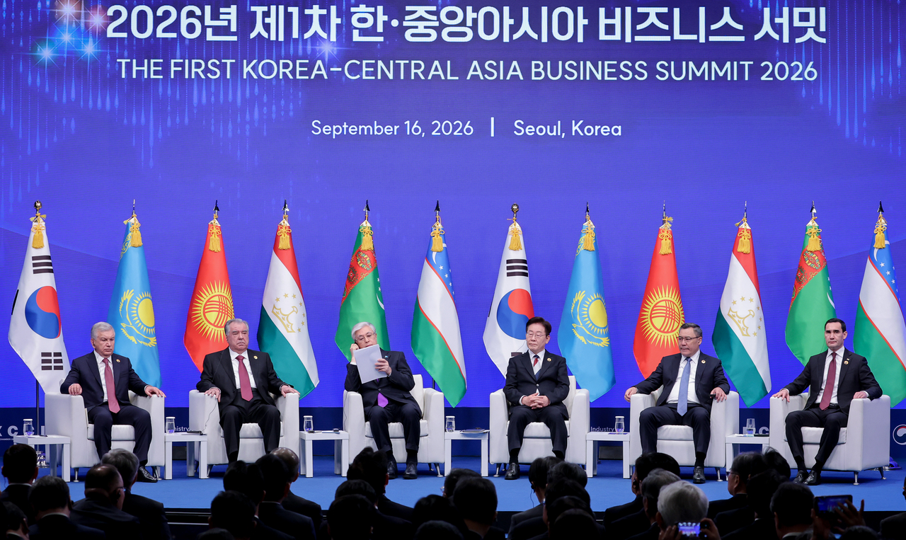 이재명 대통령을 비롯한 중앙아시아 정상들이 16일 서울의 한 호텔에서 열린 제1회 한·중앙아시아 비즈니스 서밋에서 최태원 SK 회장의 환영사를 듣고 있다.
왼쪽부터 샤브카트 미르지요예프 우즈베키스탄 대통령, 에모말리 라흐몬 타지키스탄 대통령, 카심-조마르트 토카예프 카자흐스탄 대통령, 이 대통령, 사디르 자파로프 키르기스스탄 대통령, 세르다르 베르디무하메도프 투르크메니스탄 대통령. [연합]