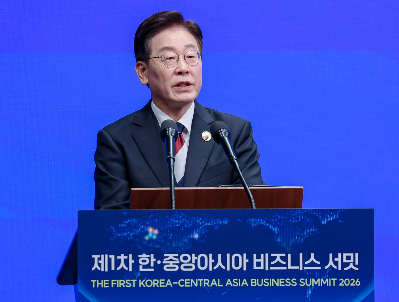 이재명 대통령이 지난 16일 서울의 한 호텔에서 열린 제1회 한·중앙아시아 비즈니스 서밋에서 연설하고 있다. [연합]