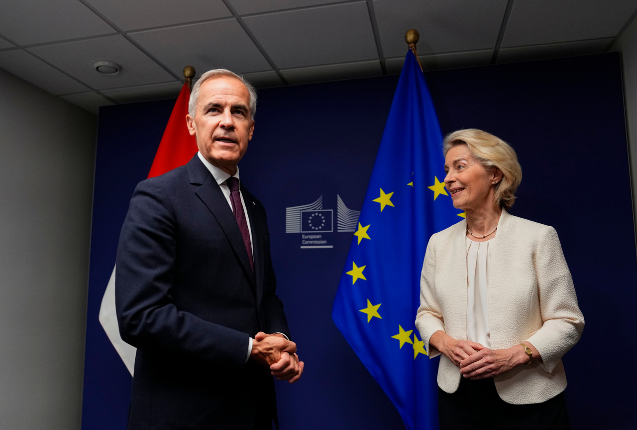 Canadian Prime Minister Mark Carney (left) and European Commission President Ursula von der Leyen participate in a bilateral meetingat the European Parliament, in Strasbourg, France, Wednesday. 　 (AP-Yonhap)