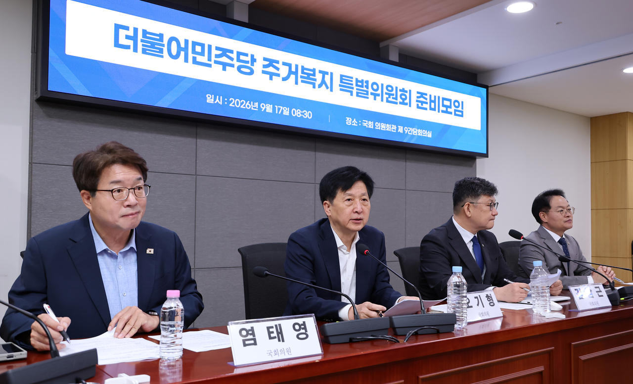 17일 국회 의원회관에서 열린 더불어민주당 주거복지 특별위원회 준비모임에 참석한 염태영(왼쪽부터)·오기형·김남근·허영 의원 [연합]