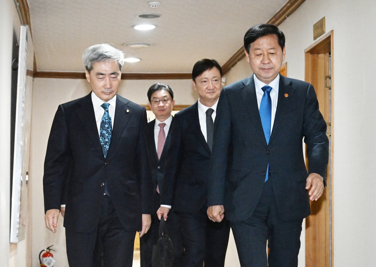 Deputy Prime Minister Koo Yun-cheol chairs an expanded macroeconomic and financial meeting (F4) on Thursday to review the impact of the US rate hike and the Middle East war on financial markets. Authorities assessed the domestic market impact of the Federal Reserve's rate increase as limited, but said they would implement market-stabilization measures if stress in the government bond market becomes excessive. From left: Bank of Korea Governor Shin Hyun-song, Financial Services Commission Chairman Lee Eok-won, Financial Supervisory Service Director General Lee Chan-jin and Deputy Prime Minister Koo. [Yonhap]
