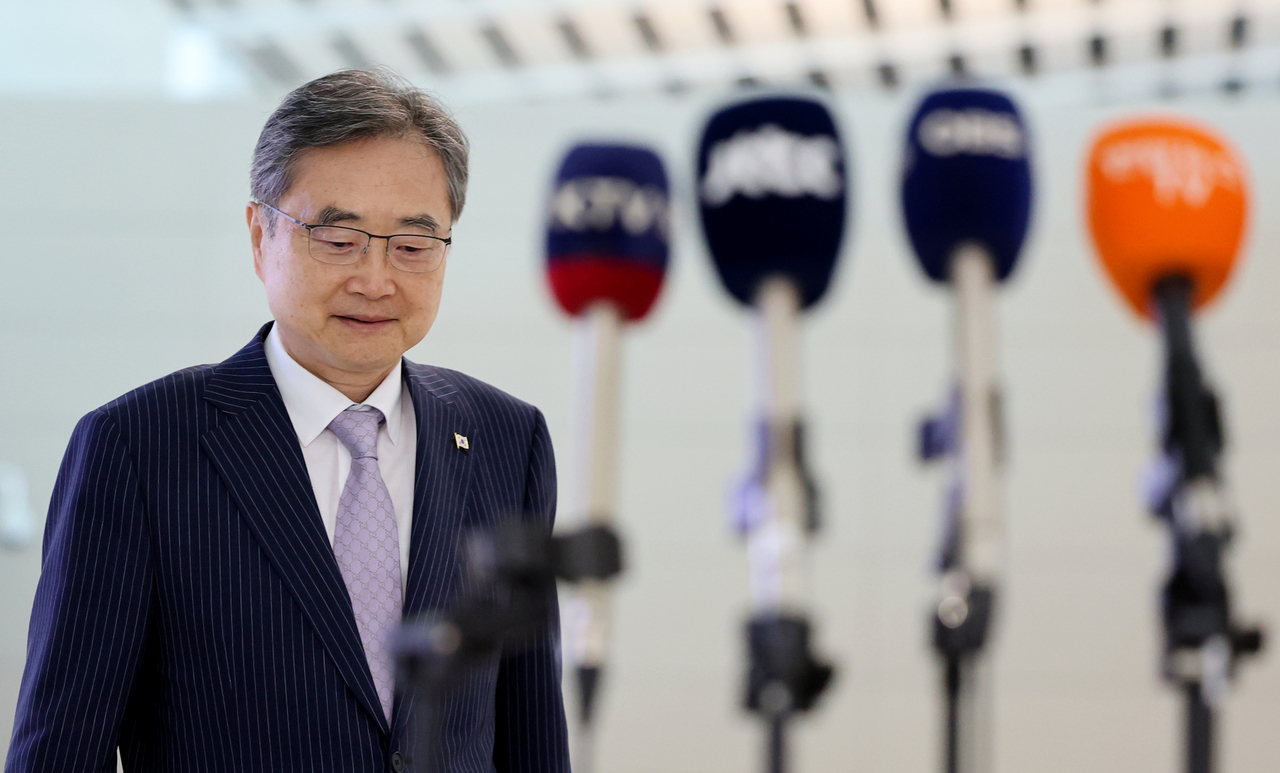 조현 외교부 장관이 17일 인천 영종도 인천국제공항 제2여객터미널에서 한미 외교장관회담을 위해 출국하며 취재진 질문에 답하기 위해 마이크 앞으로 향하고 있다. [연합]