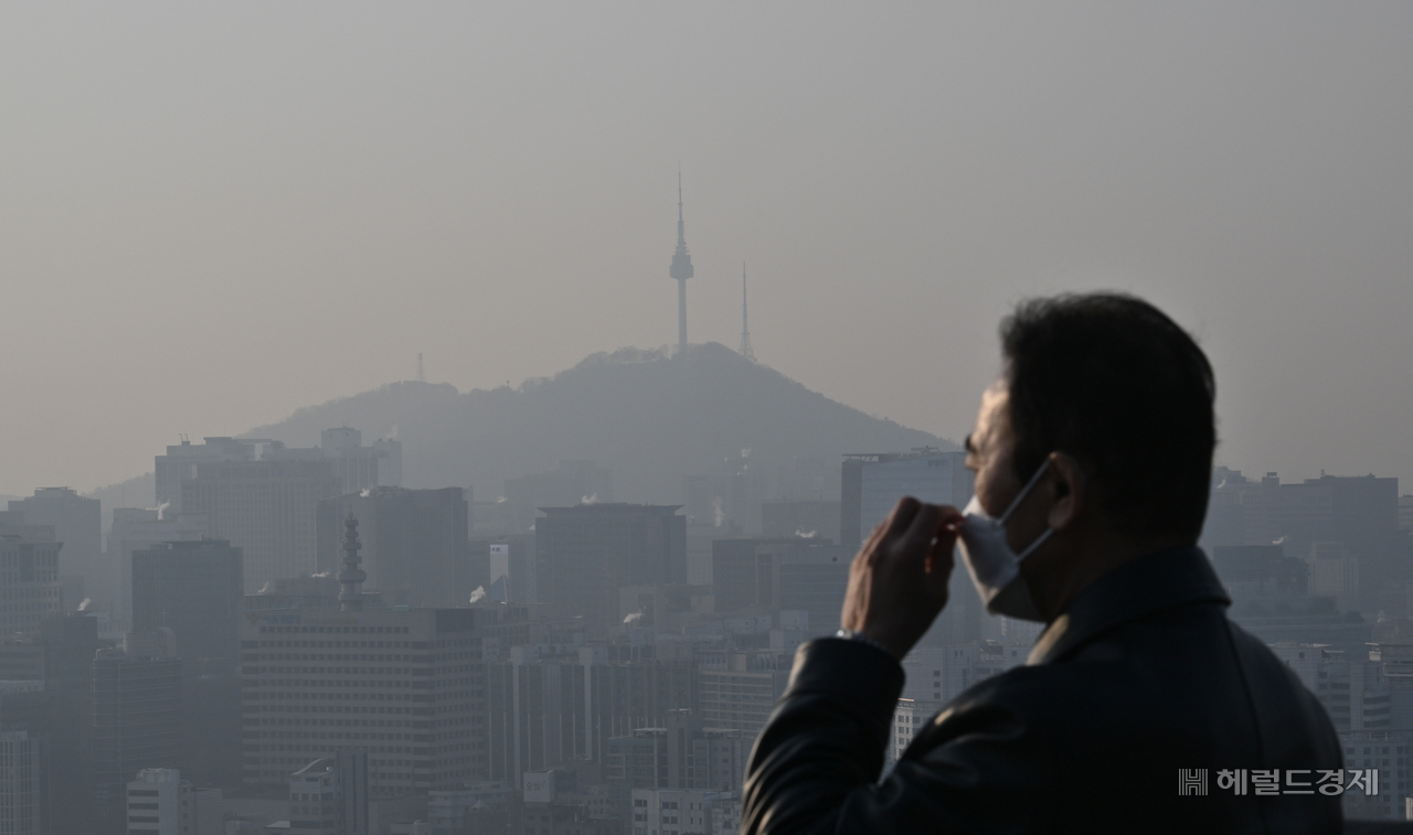서울 종로구 북악산에서 바라본 도심 일대가 미세먼지로 인해 뿌연 모습을 보이고 있다. 임세준 기자