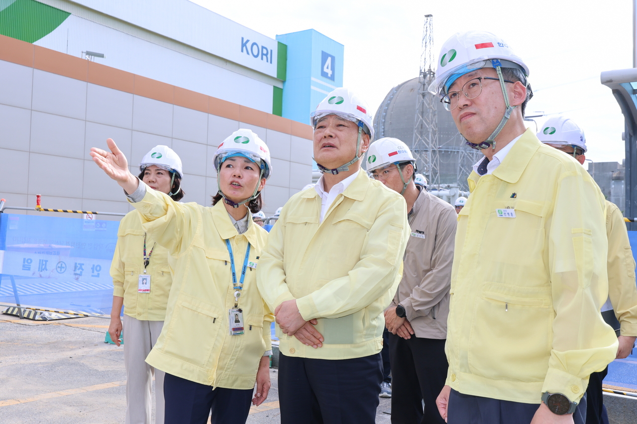 Korea Hydro & Nuclear Power President Kim Hoe-cheon (third from left) inspects heat-vulnerable work zones and power generation equipment at the Gori Nuclear Power Plant headquarters on Aug. 7. [Korea Hydro & Nuclear Power]