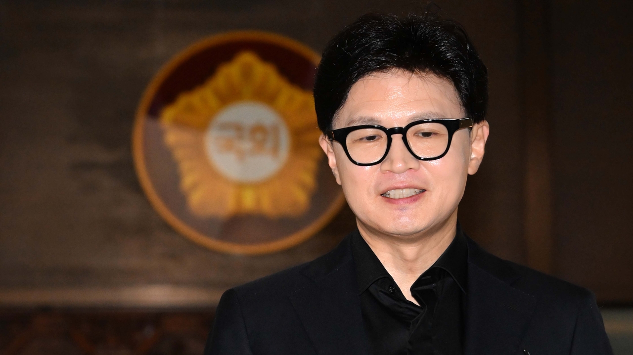 한동훈 무소속 의원이 11일 오후 서울 여의도 국회에서 열린 본회의에 앞서 김승원 법무부 장관 후보자와 관련한 취재진의 질문에 답하고 있다. 이상섭 기자
