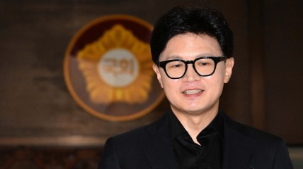 한동훈 무소속 의원이 11일 오후 서울 여의도 국회에서 열린 본회의에 앞서 김승원 법무부 장관 후보자와 관련한 취재진의 질문에 답하고 있다. 이상섭 기자