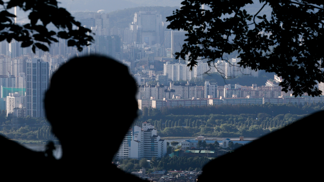 서울 중구 남산공원에서 바라본 강남·서초 일대의 아파트 단지의 모습. 윤창빈 기자