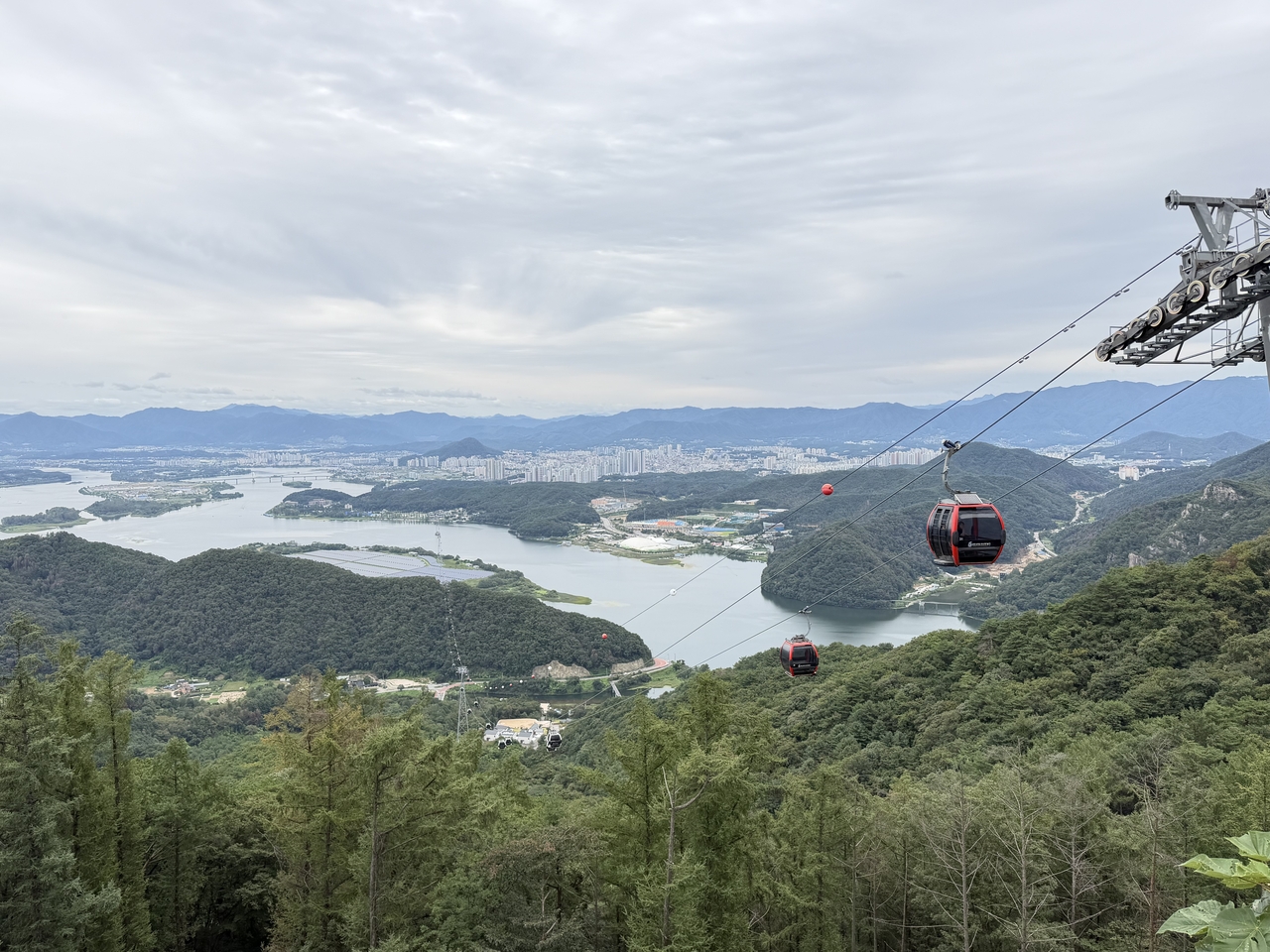 Chuncheon Samaksan Lake Cable Car (Hong Yoo/The Korea Herald)