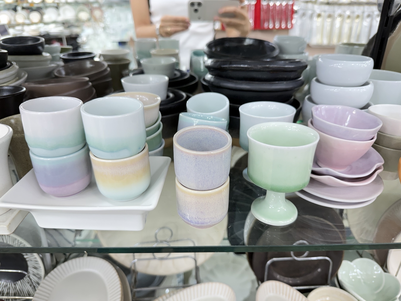 Namdaemun Market's tableware arcade (Hong Yoo/The Korea Herald)
