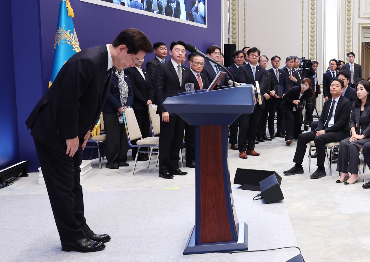 President Lee Jae Myung bows after concluding a news conference at Cheong Wa Dae on Friday. (Yonhap)