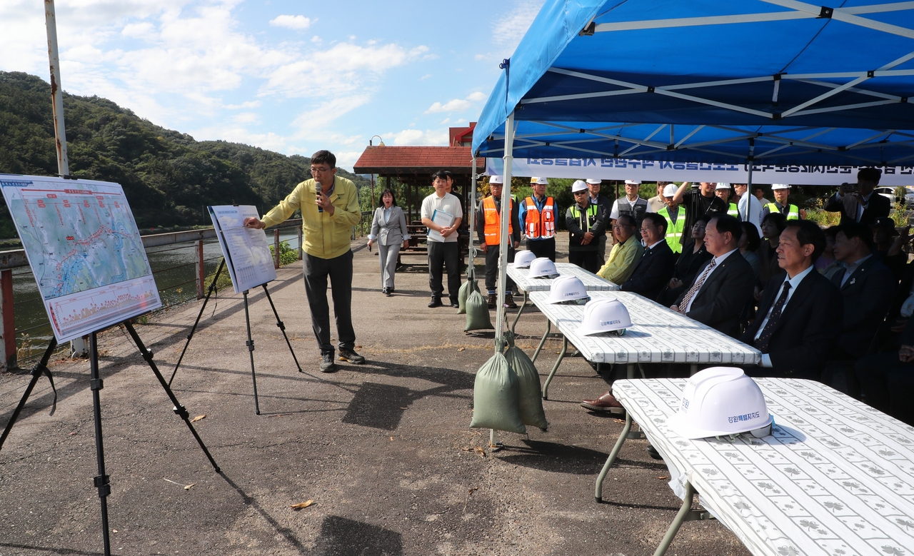 A ground-breaking briefing is held at the Chuncheon starting point of the second Gyeongchun National Highway.