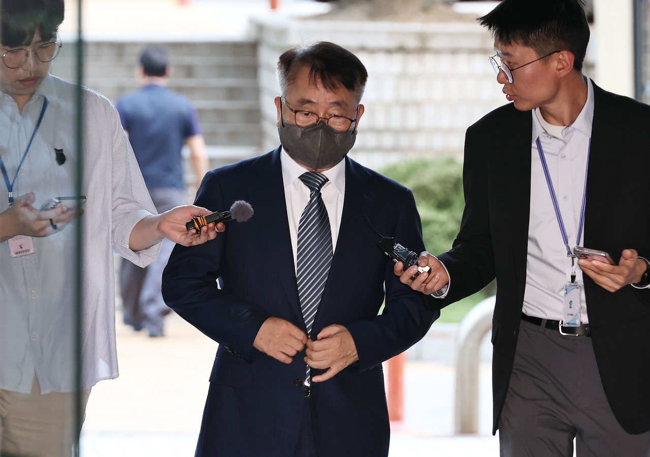Jang Young-soo (C), former CEO of PKC, arrives at the Seoul Central District Court in southern Seoul on Friday, to attend his arrest warrant hearing on charges of violating the fair trade law. (Yonhap)