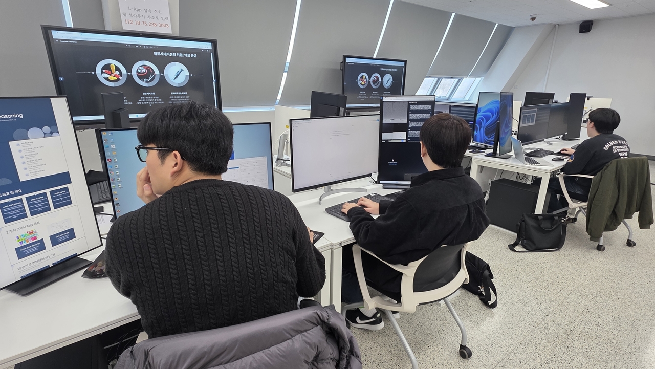 한국기술교육대학교 ‘AI 학습분석실’에서 학생들이 수업을 듣고 있다. [한국기술교육대학교 제공]