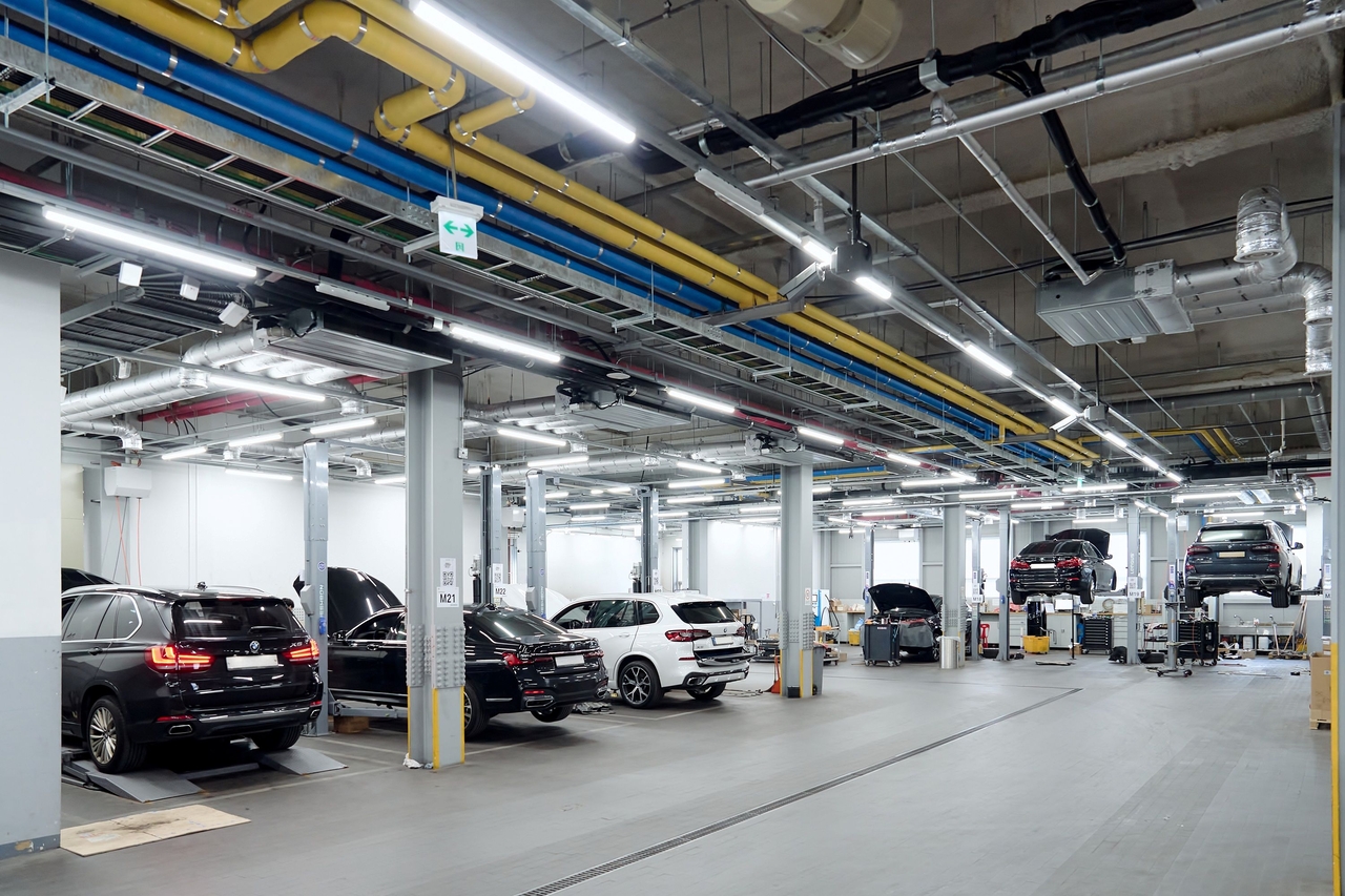 The interior of the newly renovated BMW Han-dok Motors Gwangju Pyeongdong Service Center. The center is equipped with 40 work bays, handling everything from routine maintenance and heavy repairs to accident restoration. [Provided by BMW Group Korea]