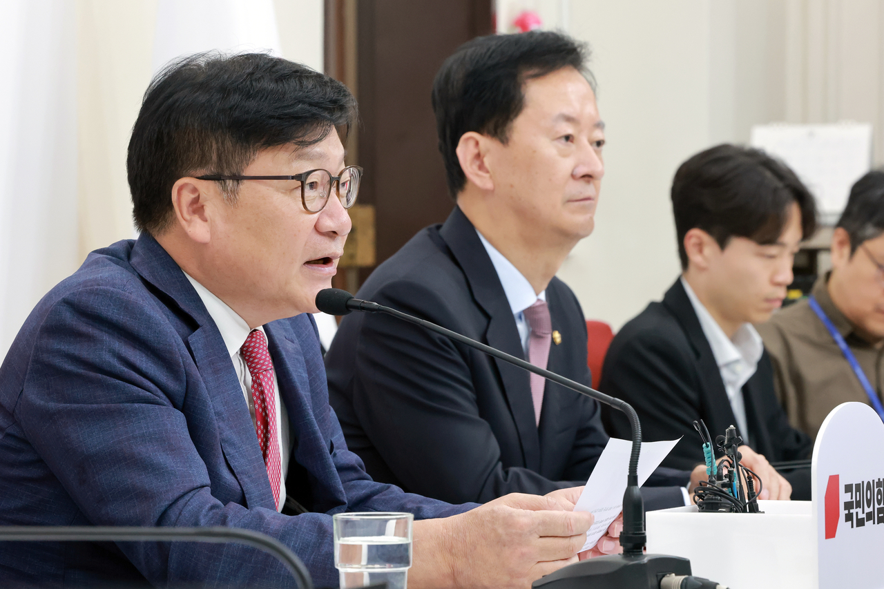 People Power Party floor leader Jeong Jeom-sik speaks to reporters at the National Assembly on Friday regarding President Lee Jae Myung's press conference. [Yonhap]