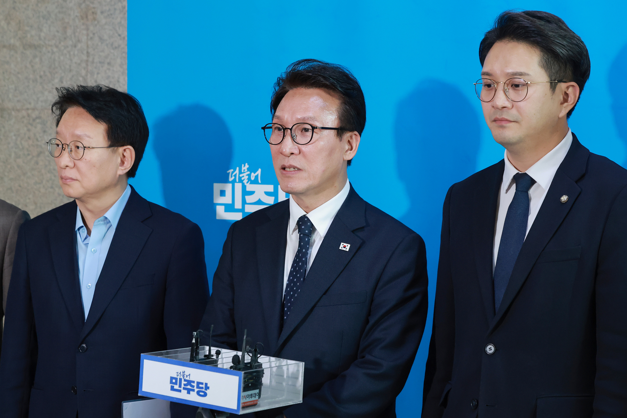 김민석(가운데) 더불어민주당 대표가 18일 국회에서 이재명 대통령 기자회견 생중계를 시청한 뒤 취재진을 만나 소감을 말하고 있다. [연합]