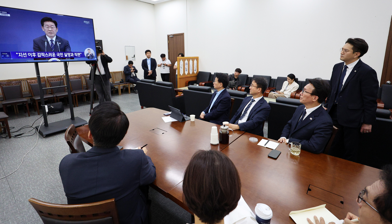 김민석 더불어민주당 대표 등 지도부가 18일 서울 여의도 국회에서 이재명 대통령 기자회견 방송을 시청하고 있다. 이상섭 기자