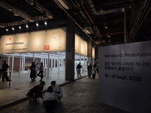 납작 스니커즈가 돌아왔다…나이키가 55년 전 러닝화 ‘문 슈’ 꺼낸 이유 [르포]