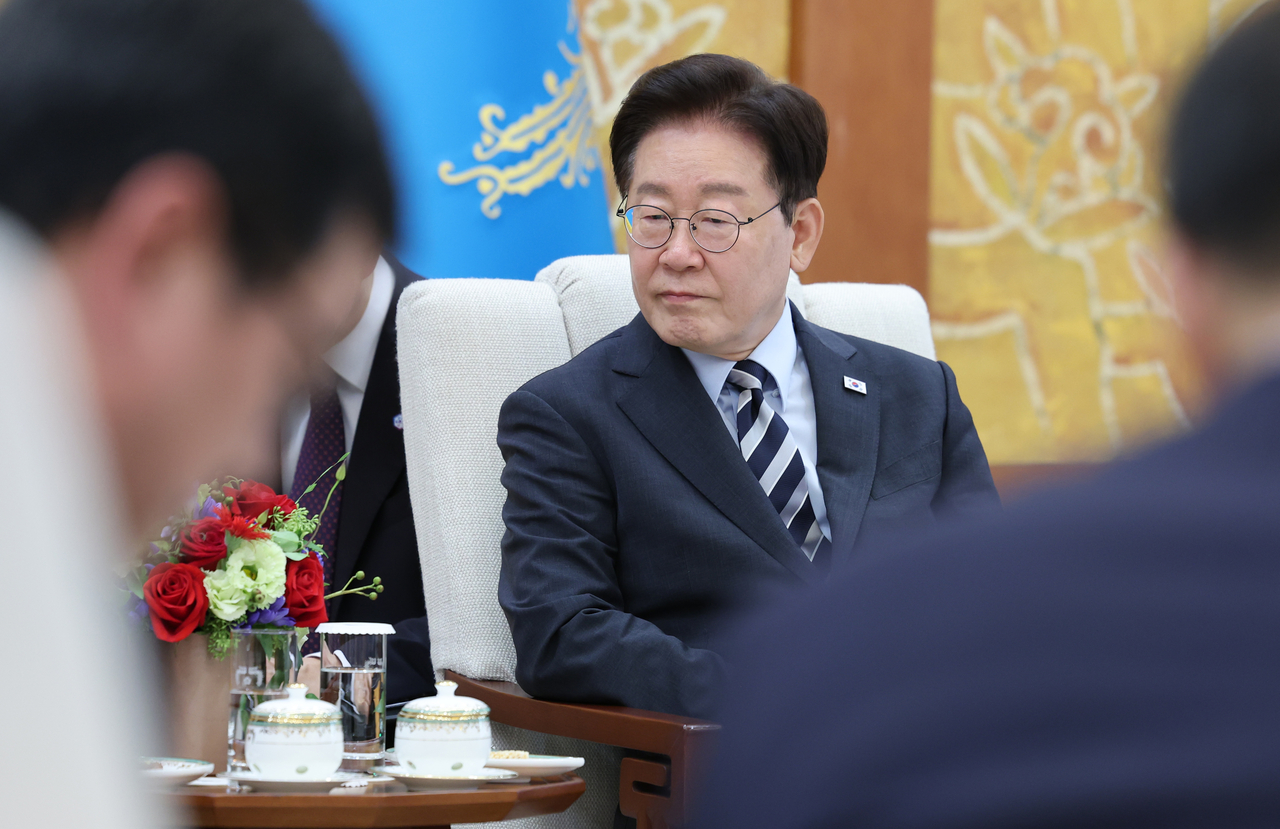 President Lee Jae Myung holds talks with International Energy Agency Executive Director Fatih Birol at the presidential office Cheong Wa Dae in Seoul on Thursday. (Pool photo via Yonhap)