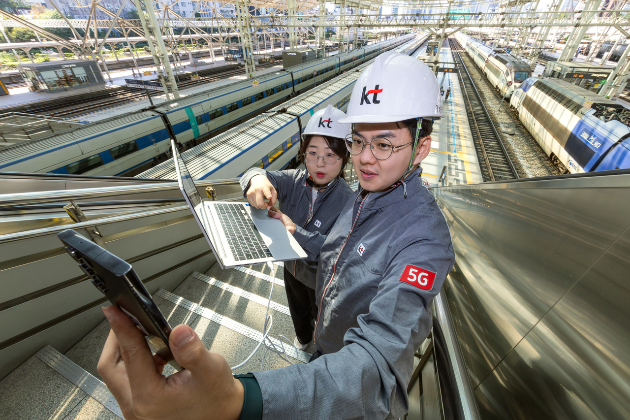 KT Corp employees measure wireless signal quality at Seoul Station. [KT Corp]
