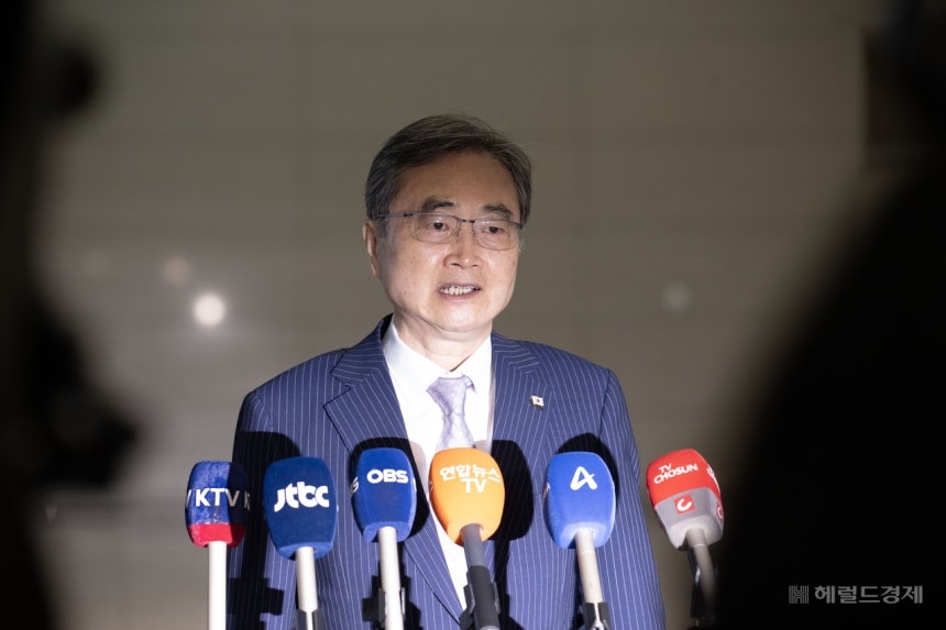 조현 외교부 장관이 한·미 외교장관 회담 참석차 17일 인천국제공항 제2여객터미널에서 미국 워싱턴 D.C로 출국 전 취재진의 질의에 답변하고 있다. [임세준 기자]