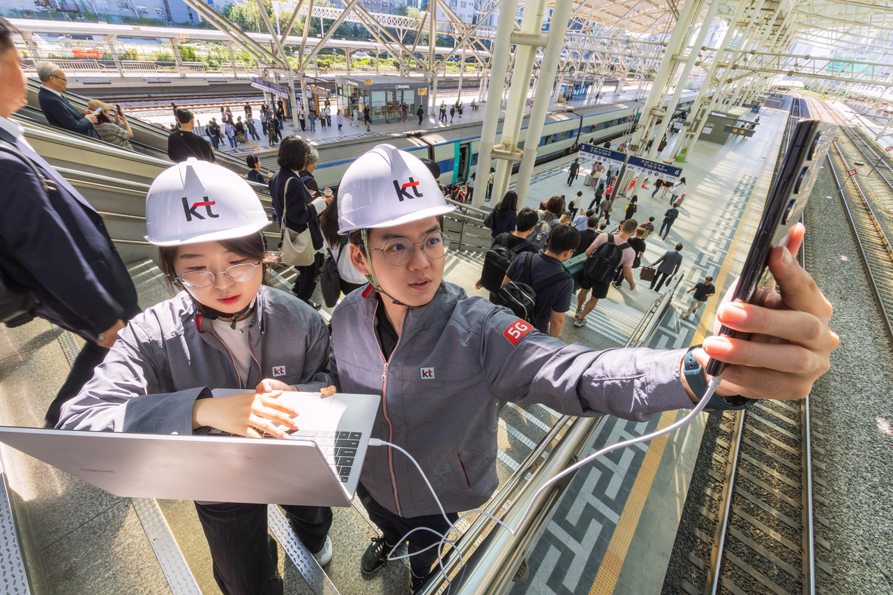 KT Corp employees measure wireless signal quality at Seoul Station. [KT Corp]