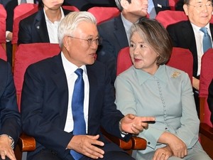 [헤럴드pic] 대화하는 문재인 전 대통령과 김정숙 여사
