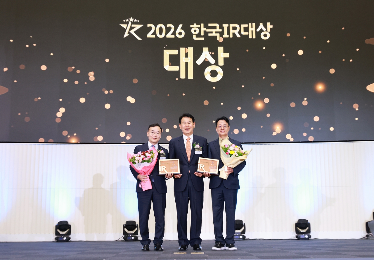 장정훈(왼쪽부터) 신한금융지주회사 부사장, 정은보 한국거래소 이사장, 장승국 비츠로셀 대표이사 [한국거래소 제공]