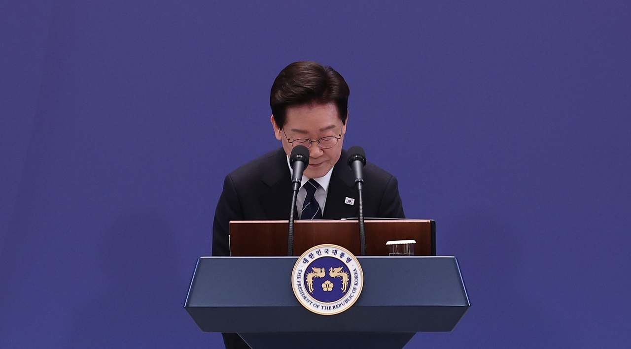 이재명 대통령이 18일 청와대 영빈관에서 기자회견을 하고 있다. 이재명 대통령은 “헌법 개정을 통한 저의 연임은 헌법상 불가능하다”며 “다시 한번 확고하게 말씀 드린다. 저는 연임할 생각이 전혀 없다”고 말했다.  [연합]