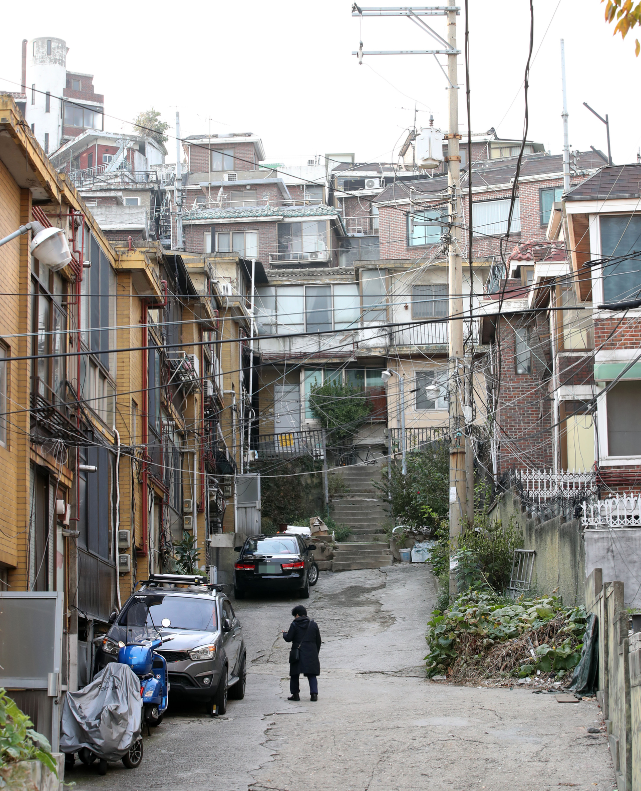 Closely packed homes fill a hillside in Hannam District 3 in Yongsan-gu, Seoul, on Nov. 12, 2019. (Newsis)