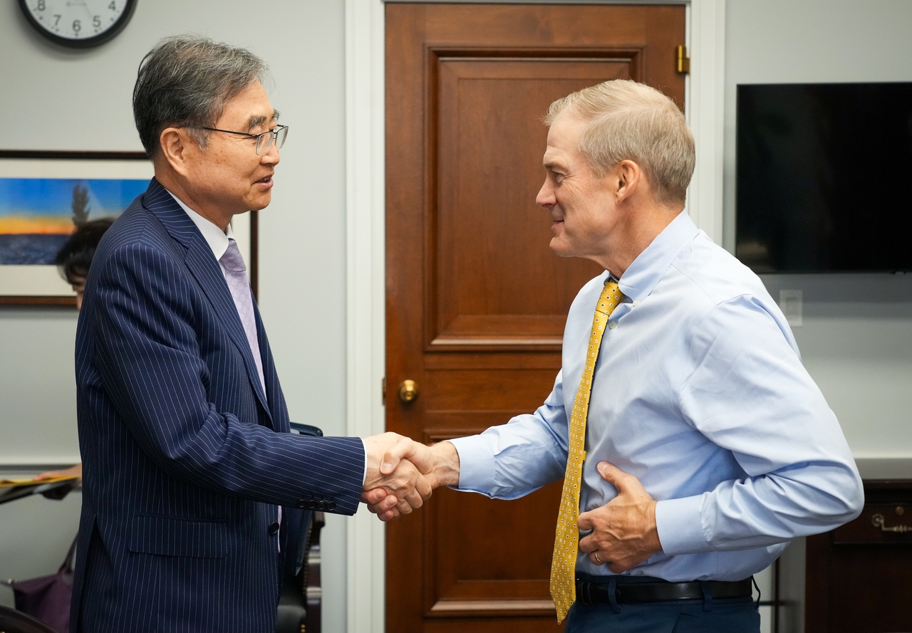 Foreign Minister Cho Hyun (left), who is visiting Washington, shakes hands with House Judiciary Committee Chair Jim Jordan during their meeting in Washington on Thursday (US time). (Ministry of Foreign Affairs)