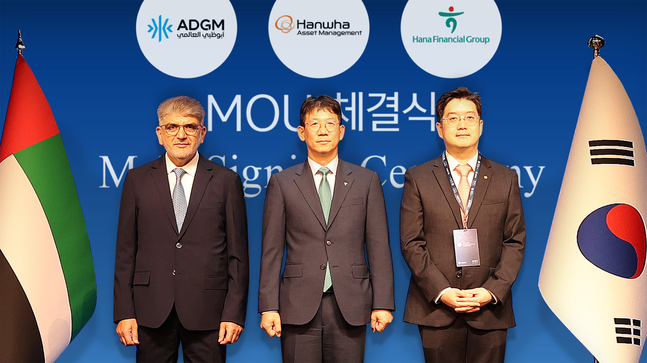 하나금융그룹은 아부다비 글로벌 마켓(Abu Dhabi Global Market), 한화자산운용과 함께 한국-아부다비 간 스테이블코인 사업 및 크로스보더 금융 인프라 협력을 위한 3자간 업무협약을 체결했다. 이날 협약식에 참석한 엄태성 하나금융그룹 상무(사진 오른쪽), 라셰드 압둘카림 알 블루시 ADGM 등록청 CEO, 백승필 한화자산운용 디지털혁신실장 상무가 기념촬영을 하고 있다.[하나금융그룹 제공]