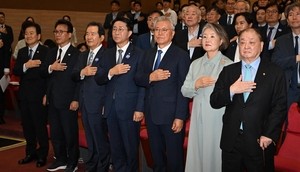 [헤럴드pic] 국민의례하는 문재인 전 대통령과 김정숙 여사