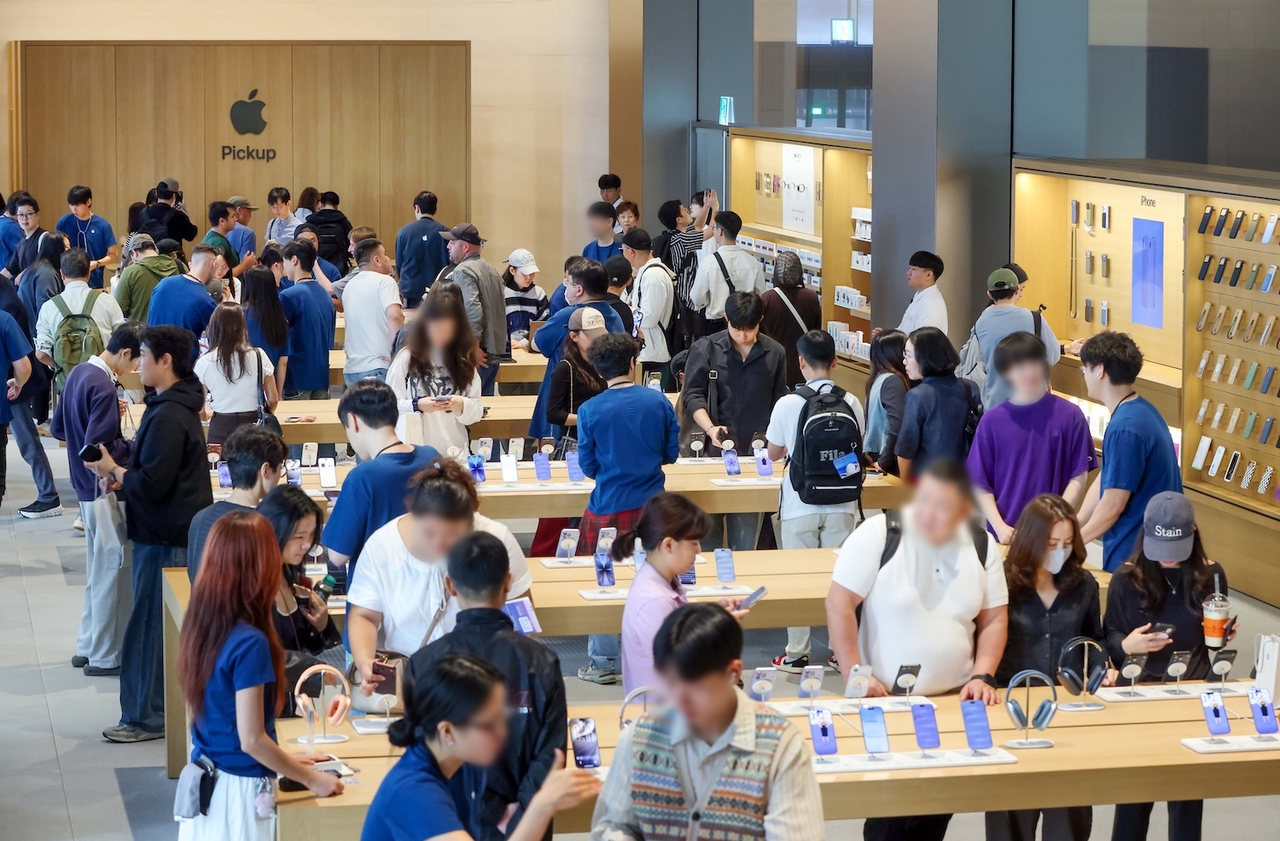 Visitors view the iPhone 18 Pro and iPhone 18 Pro Max at Apple Myeongdong in central Seoul on Friday. (Apple Korea)