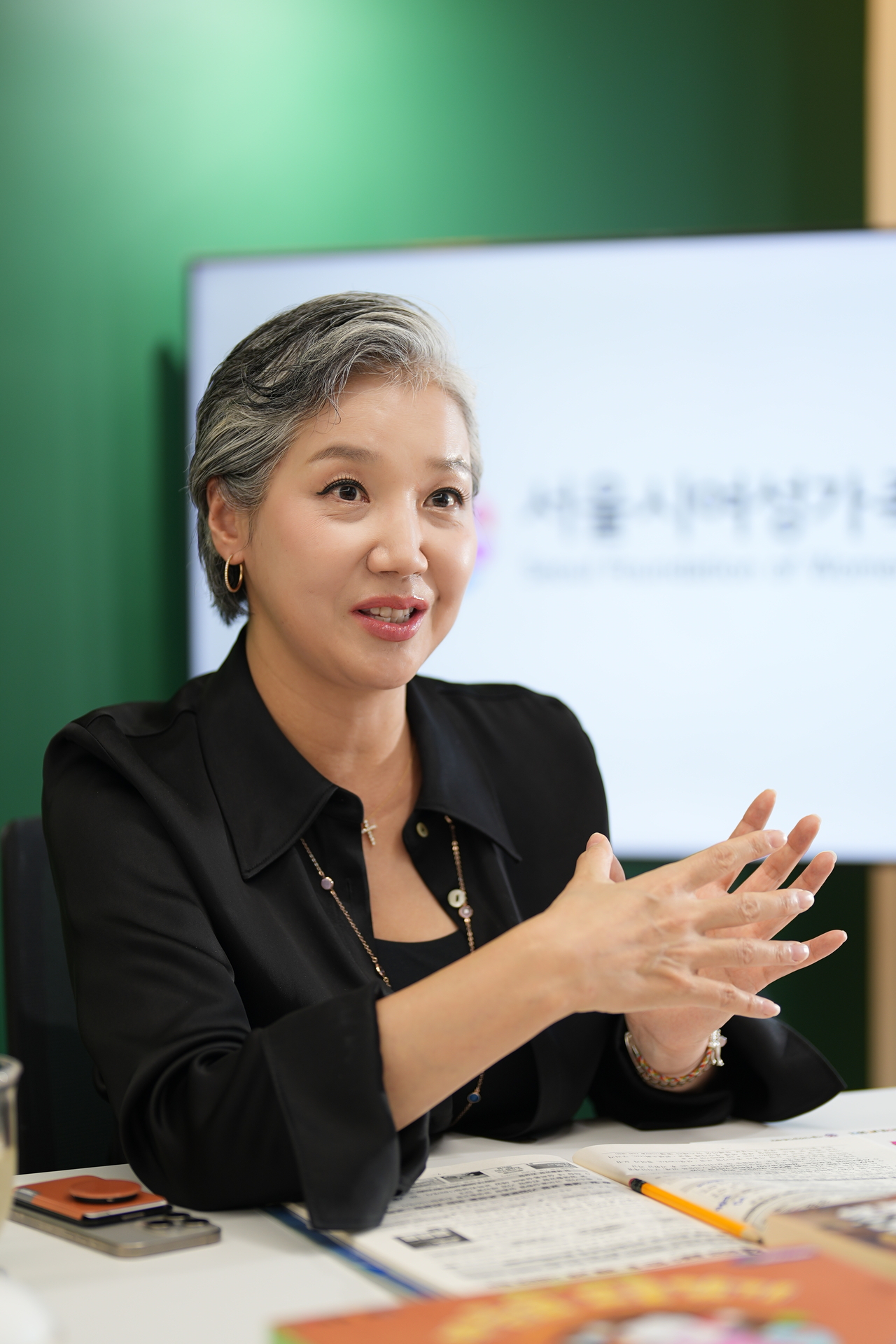 Park Jeong-suk, CEO of the Seoul Foundation for Women and Family, speaks during an interview with The Herald Business on Wednesday about the direction of women and family policy and innovation in public institutions. (Yang Jeong-won)