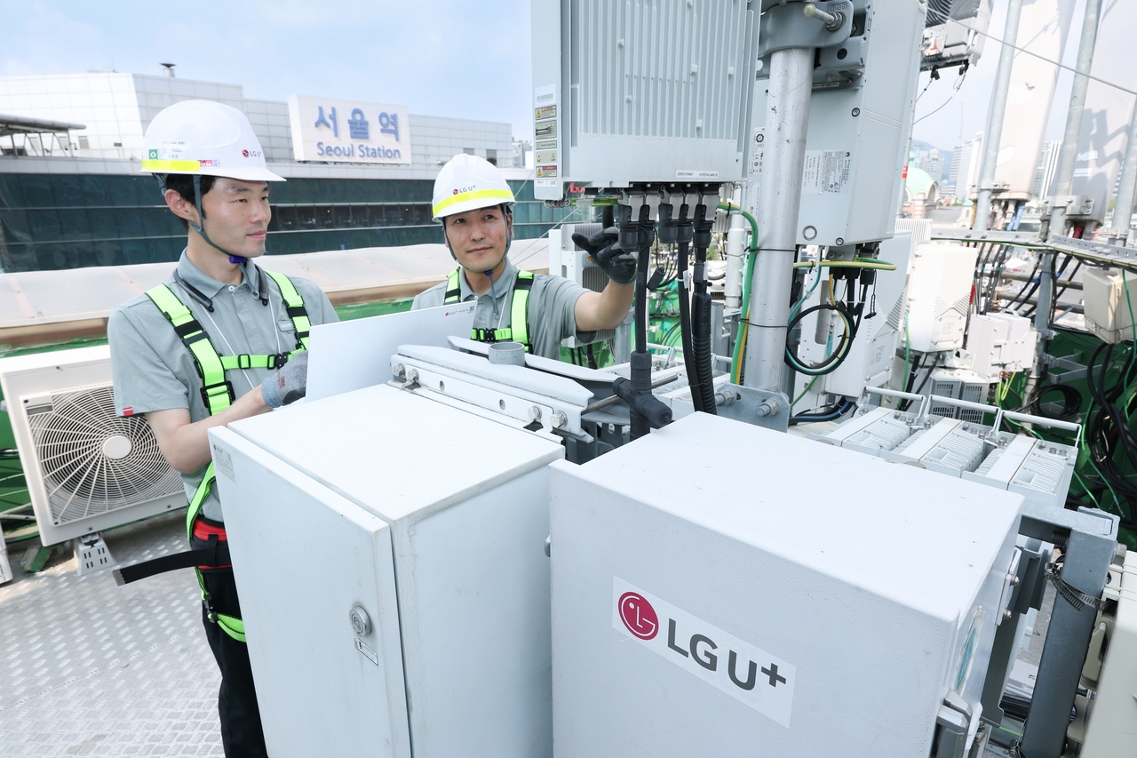 An LG Uplus employee inspects network equipment near Seoul Station. [LG Uplus]