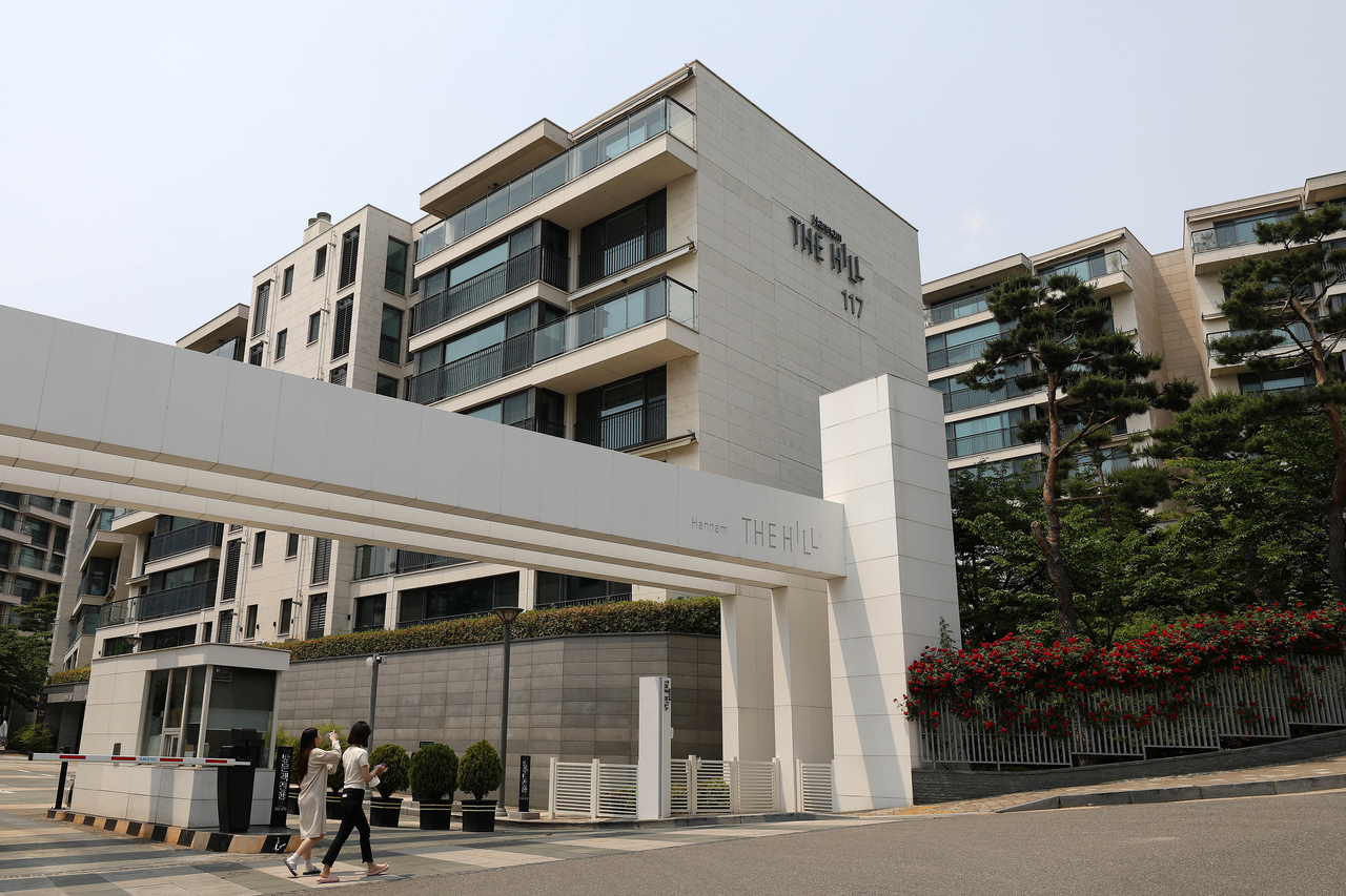 Hannam The Hill, one of the luxury residential complexes that have shaped Hannam-dong’s affluent image, is seen in Yongsan-gu, Seoul. The complex lies outside the Hannam District 3 redevelopment area. (Newsis)