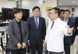 Jeong Eun-kyeong vows to ease family caregiving burden through system reform
