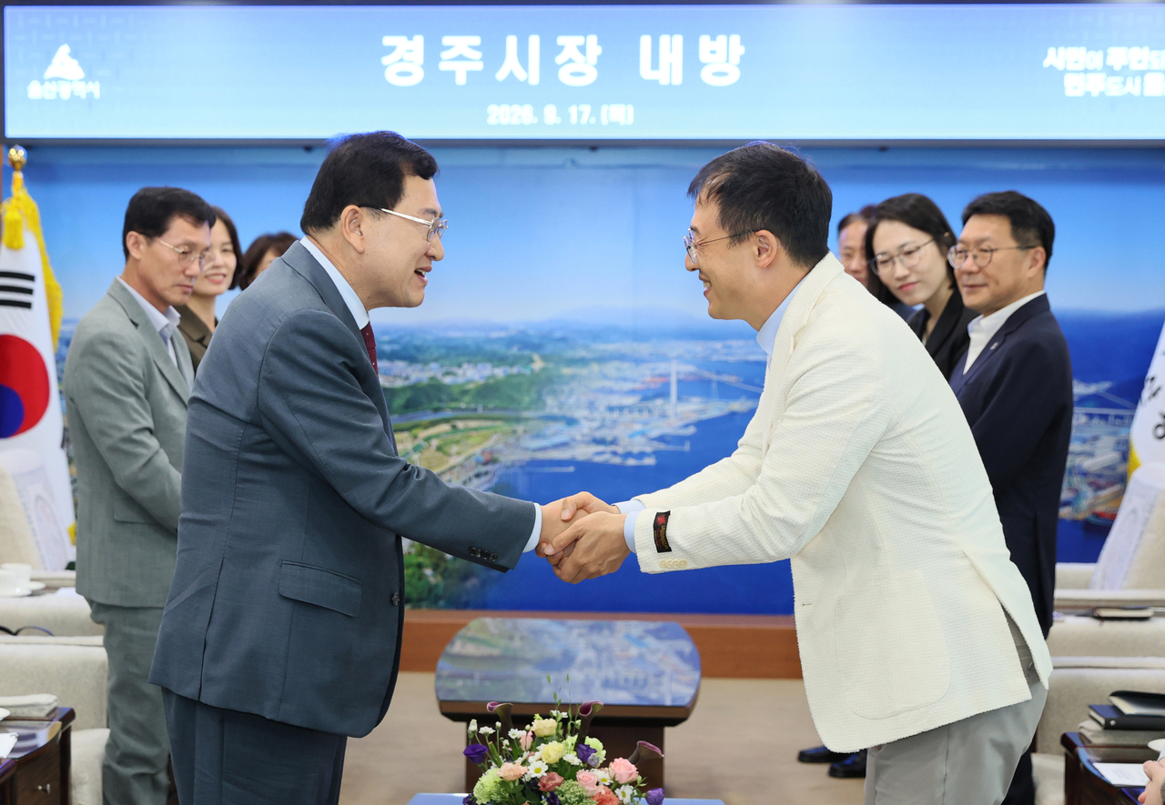 주낙영(왼쪽) 경주시장과 김상욱 울산시장이 지난 17일 울산시청에서 만나 두 도시가 하나의 생활·경제권을 만들어가는데 힘을 합치기로 했다. [울산시 제공]
