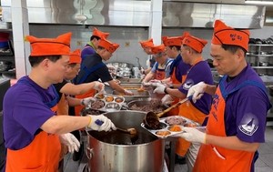 FedEx Korea staff serve meals to 450 vulnerable people as part of Asia-Pacific volunteer day