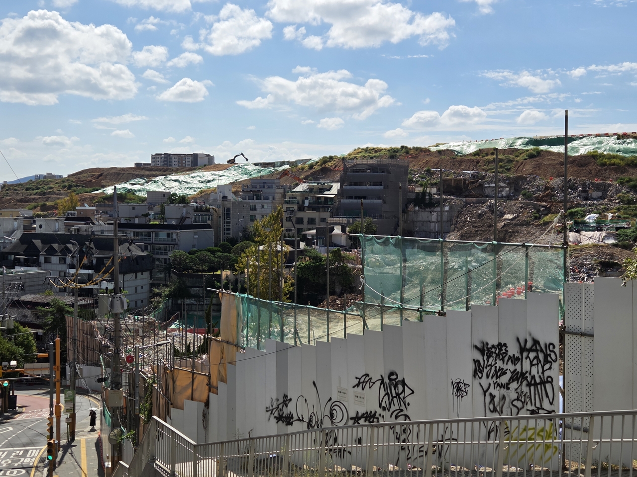 A view of the Hannam District 3 redevelopment site near the Hannam-dong Community Service Center in Yongsan-gu, Seoul. (Park Yuna/The Korea Herald)