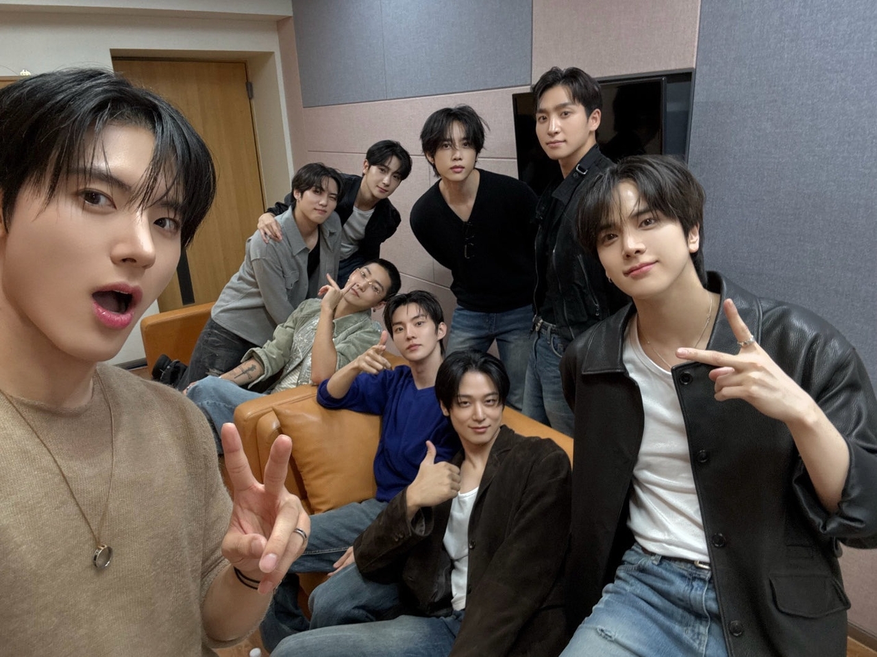 [사진 = 더보이즈 공식 SNS 제공]