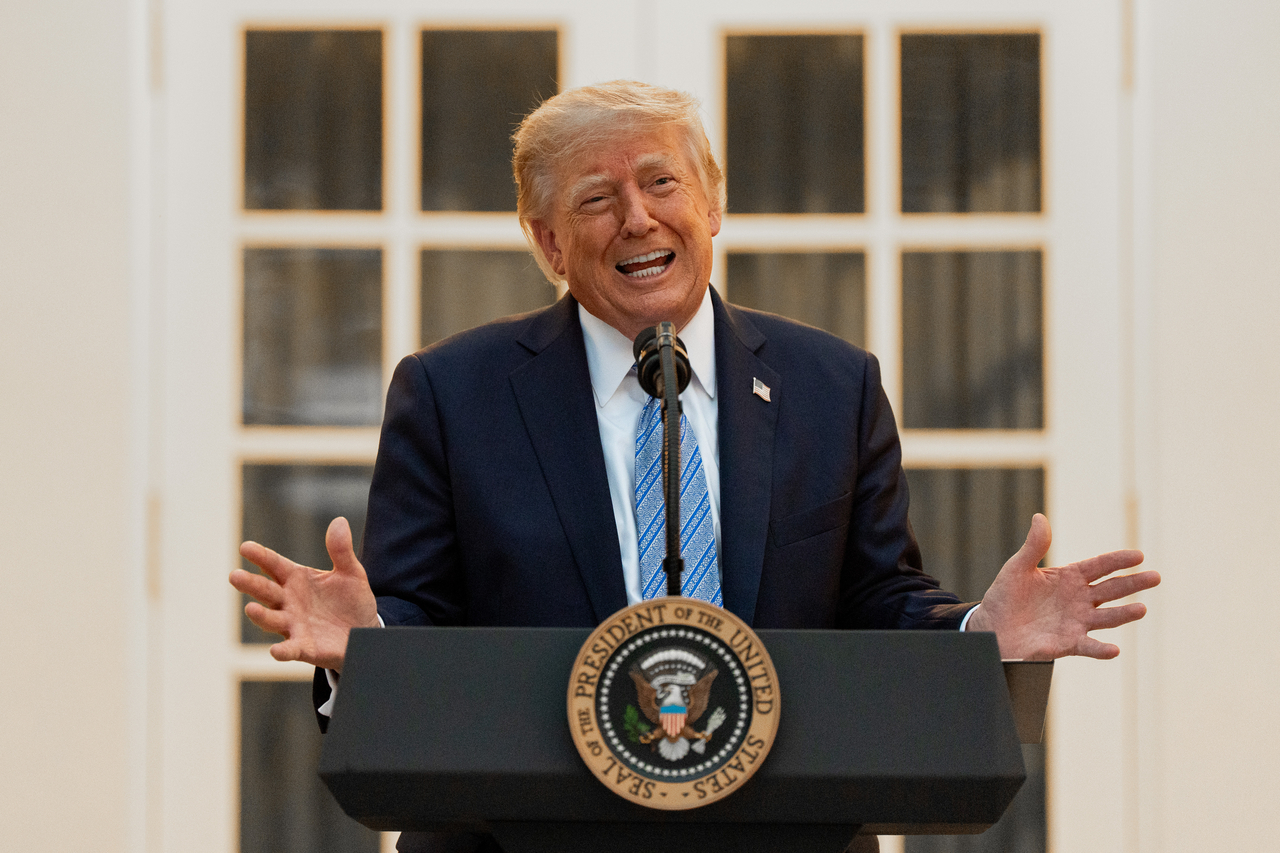도널드 트럼프 미국 대통령이 17일(현지시간) 워싱턴 백악관 로즈 가든에서 열린 만찬 중 발언하고 있다. [AP]