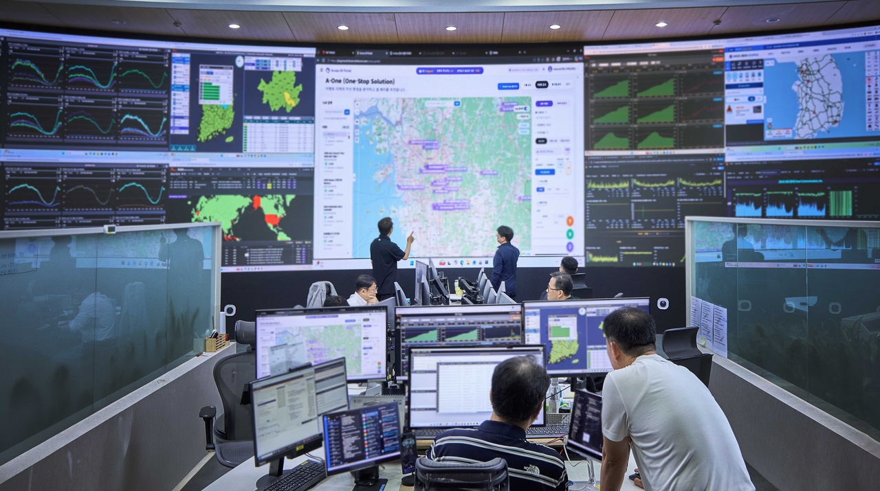 SK Telecom employees monitor network conditions at the company's network control center. [SK Telecom]