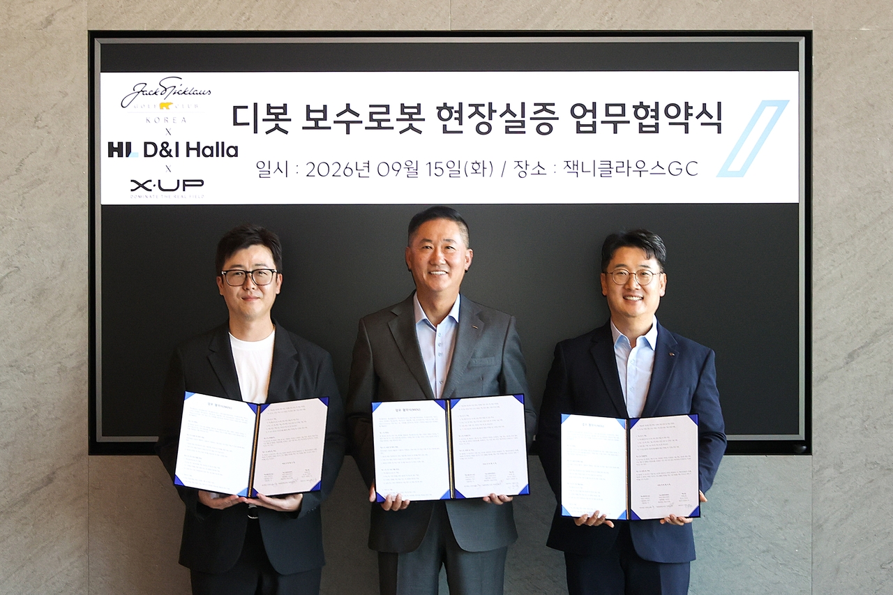 HL D&I한라 박재우 상무(온론쪽)가 엑스업 이용수 대표(왼쪽), 잭니클라우스GC 김희규 총지배인(가운데)과 함께 기념촬영을 하고 있다. [HL D&I한라 제공]