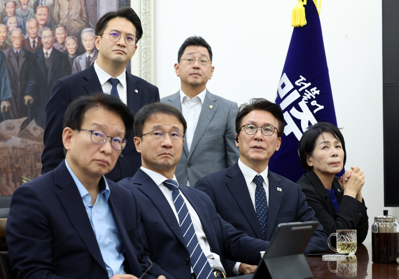 김민석 더불어민주당 대표 등 지도부가 18일 서울 여의도 국회에서 이재명 대통령 기자회견 방송을 시청하고 있다. 이상섭 기자
