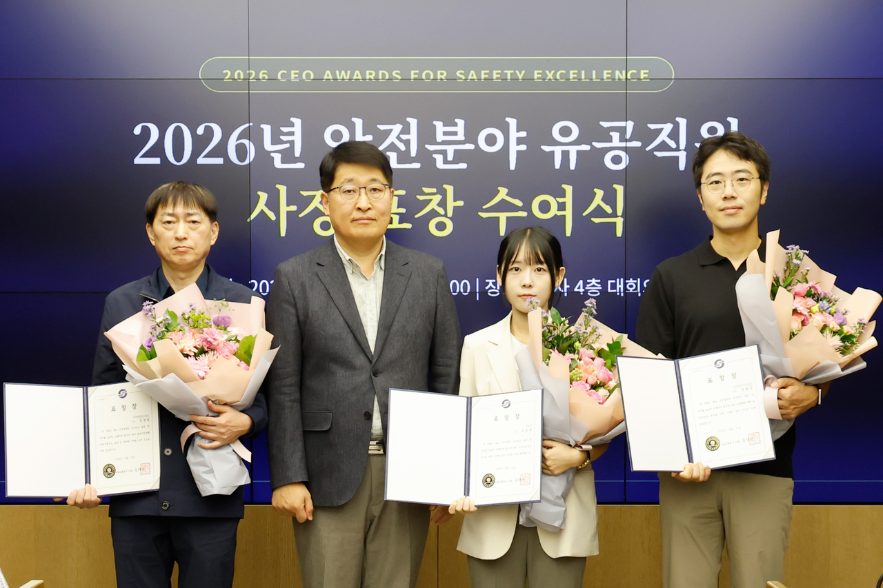 Seoul Metro CEO Kim Tae-kyun presents awards at the 2026 Safety Merit Employee Commendation Ceremony.