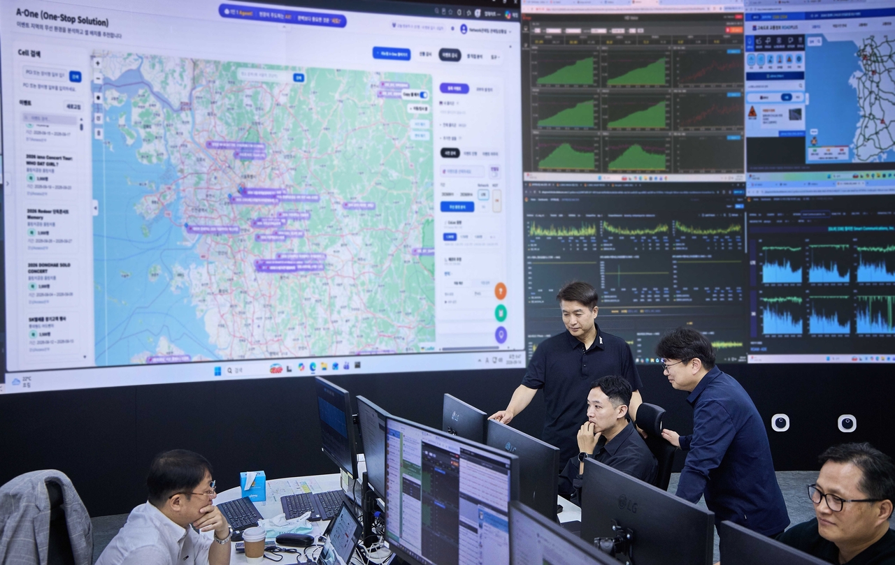 SK Telecom employees monitor network conditions at the company's network control center. [SK Telecom]