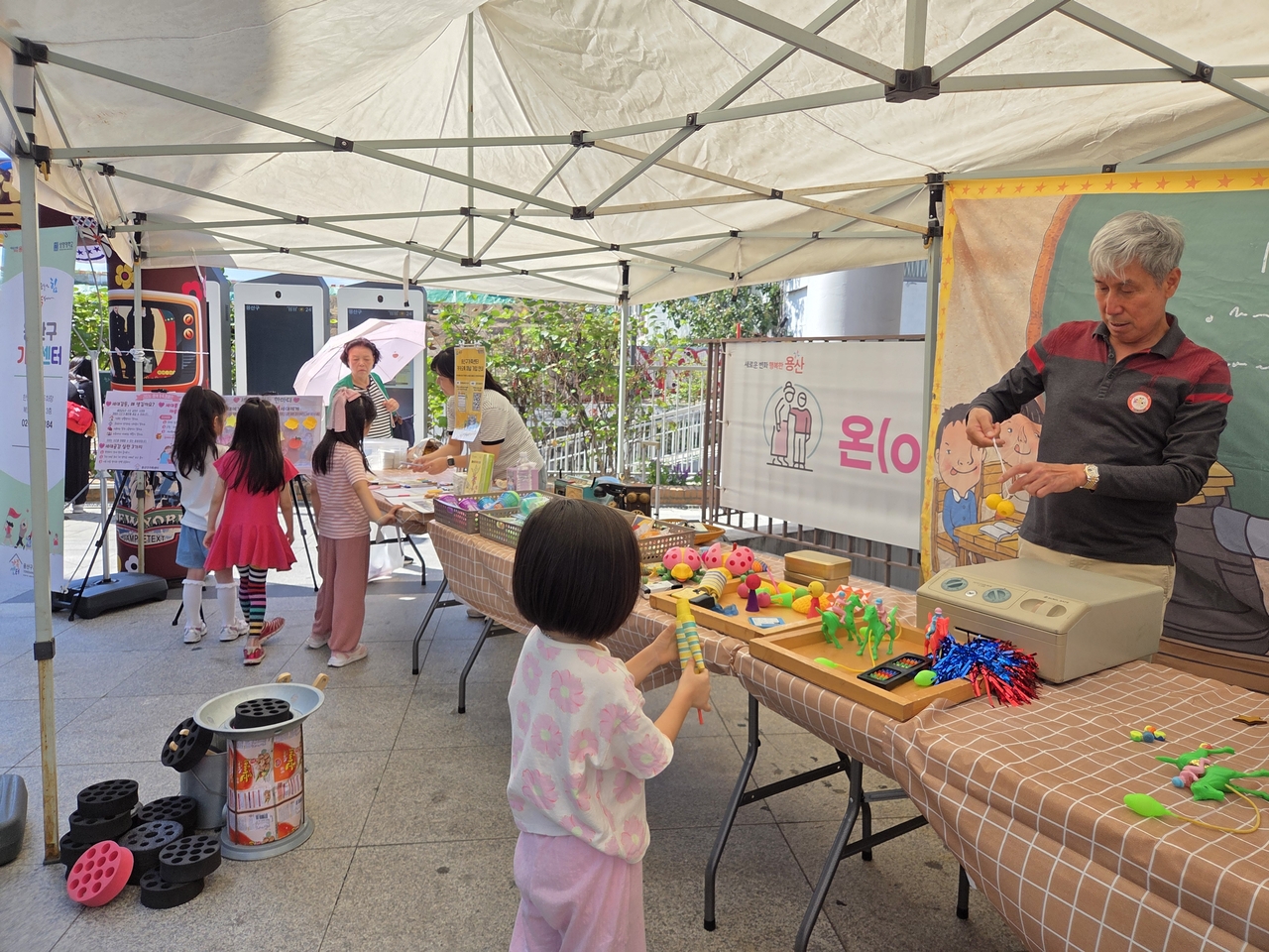 Children play games on Friday during the “Bye Hannam, Hi Hannam” event at the Hannam-dong Community Service Center in Yongsan-gu, Seoul. (Park Yuna/The Korea Herald)