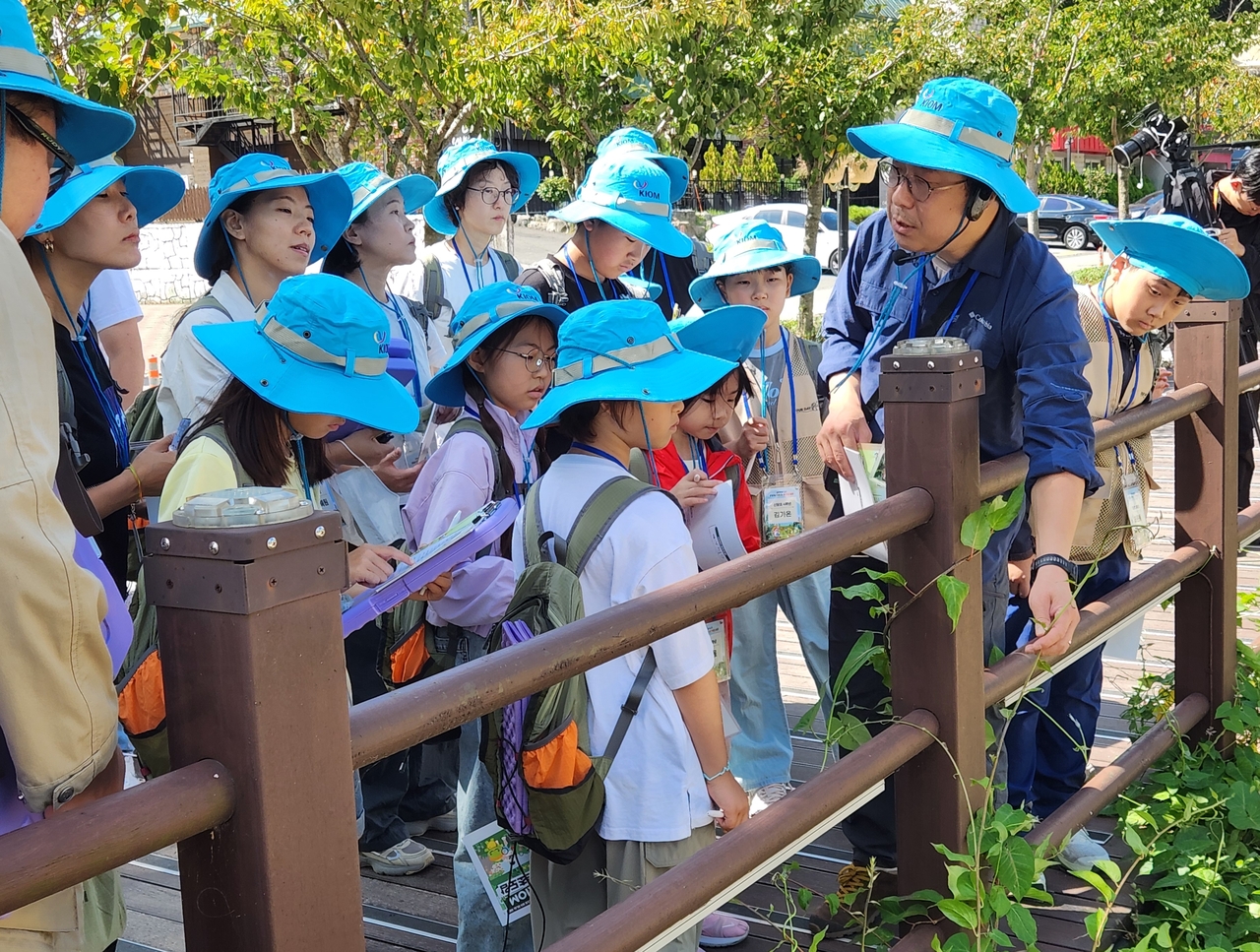 Students listen to an explanation of medicinal plants at the Children's Herbal Exploration Corps event held Friday. [Korea Institute of Oriental Medicine]
